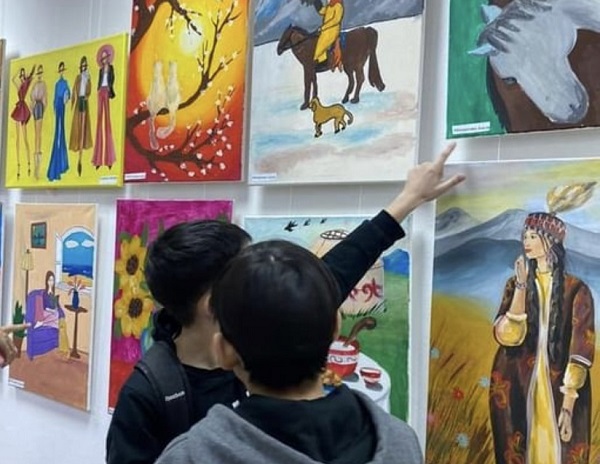 Открытие выставки рисунков учащихся студии Айман Қосбатырқызы на тему: «Удивительный мир живописи»