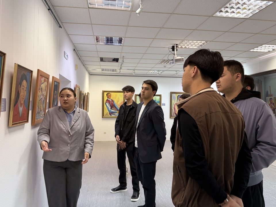 Өзбекстандық жастар Атырау өнер музейімен танысты