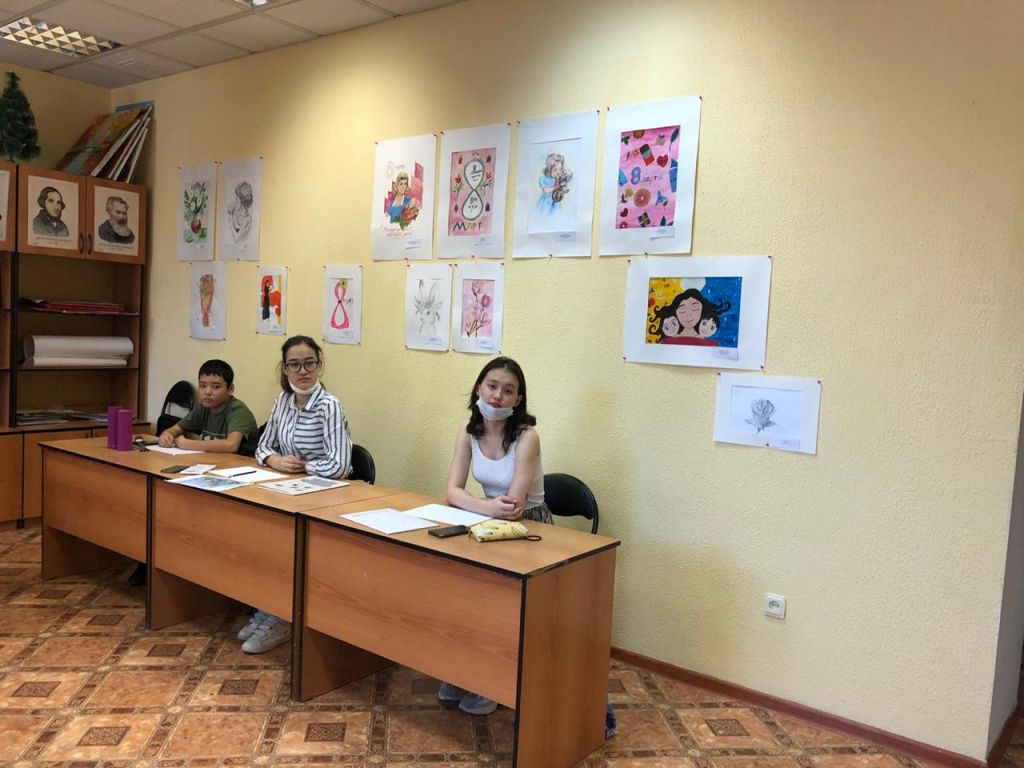 Выставка среди учащихся художественной студии на тему «Әрқашан күн сөнбесін»