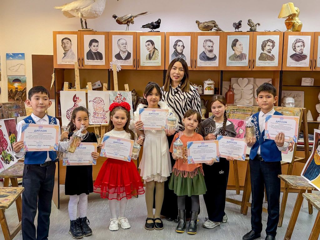 “Ана шуағы” атты шығармашылық көрме